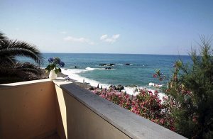  Dette enfamiliehus med terrasse med panoramaudsigt byder på en fantastisk udsigt over havet fra næsten alle rum. Simpel men praktisk indretning. Her kan man både nyde en strandferie og udforske re ...