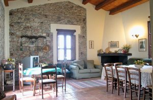  Dette familiedrevne landbrug ligger midt mellem oliven- og citrustræer. En række gæsteværelser og store spisestuer tilbydes her samlet som ferieboligen IKK106. Der er en fælles have omkring  ...