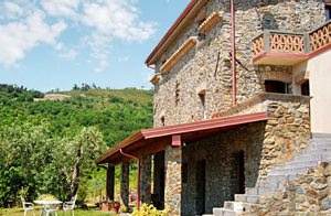  Her bor I i stueetagen af et istandsat landhus i et bakkelandskab. Her er ikke langt til stranden. 1. sal er ikke beboet. Soveværelserne har ingen døre, men forhæng. Udendørs bruser. Udendørs br ...