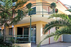  Feriebolig i underetagen på en beboelsesejendom kun få meter fra havet. Ikke langt fra tog. (Sidestrækning). Ankommer I efter kl. 20 påregnes et gebyr. ...