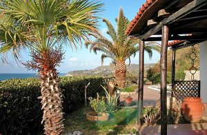  Dejligt feriehus med egen pool i skønne omgivelser i Costa dei Monaci og i nærheden af et af de smukkeste kystområder i Calabrien. Huset er fritliggende med en privat, indhegnet grund. En privat f ...