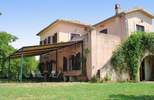  Pragtfuld villa der ligger på en 10 hektar stor grund med eng, skov og olivenlund, grænsende op til floden Lete. Huset er omgivet af en eng, i hvilken der er anlagt swimmingpool. Ridestal: 15 bilmi ...