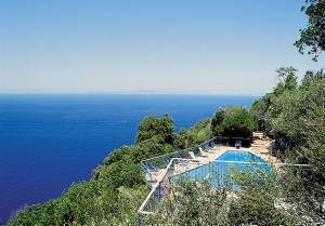  Disse bungalows hører til et feriehusanlæg direkte over havet og med enestående panoramaudsigt over Sorrents maleriske bugt og til Amalfikysten. Til anlægget hører en fælles swimmingpool med br ...