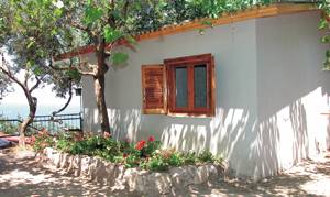  Disse bungalower hører til et feriehusanlæg direkte over havet og med enestående panoramaudsigt over Sorrents maleriske bugt og til Amalfikysten. Til anlægget hører en fælles swimmingpool med b ...