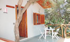  Disse bungalower hører til et feriehusanlæg direkte over havet og med enestående panoramaudsigt over Sorrents maleriske bugt og til Amalfikysten. ...
