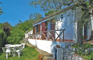  Tre skønne lejligheder i en villa, der ligger på en pragtfuld og stor havegrund i området S. Agata sui due Golfi. Villaen beboes også af ejerne. Ideel beliggenhed når man skal besøge Sorrento h ...