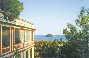  Meget smukt hus fra begyndelsen af det 20. århundrede på en bakke over kysten ved Albenga med skøn udsigt over øen Gallinara. Smagfuldt indrettet delvist med antikke møbler. Huset er omgivet af  ...