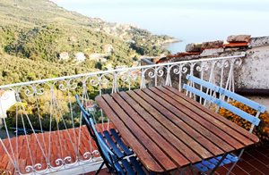  Denne hyggelige bolig (adgang med privat bil ikke tilladt) strækker sig over 3 niveauer og byder på imponerende panoramaer til jer der holder af havluft og landsbyliv ...