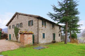  Gammelt landhus i sten på en 20 hektar stor ejendom i Marche-regionen og 11 km fra landsbyen Sant'Angelo i Vado, 35 km fra Urbino, 80 km fra Adria-strandene (cirka en times kørsel i bil). Området  ...