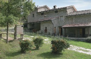  Denne store bondegård er bygget i egns-typisk stil, som blevet bevaret under renoveringen. Den ligger midt i det bjergrige umbriske område Appenninerne (700 m over havets overflade). Der er en fant ...