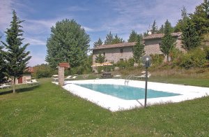  Stort bondehus som er renoveret under hensyntagen til den oprindelige typiske landlige stil. Swimmingpoolen er på en stor eng 10 m. nedenfor huset. Huset egner sig rigtig godt for familier med børn ...