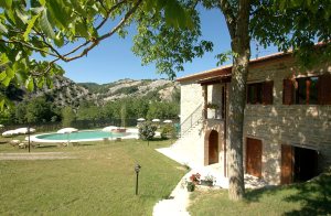  Dette lejlighedskompleks ligger i en grøn dal i Apenninerne mellem Umbrien og Marche. Boligen består af en herregård og tre hytter, hvor 11 lejligheder er blevet oprettet. Hver lejlighed har et pr ...