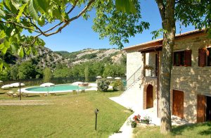  Dette lejlighedskompleks ligger i et fredeligt og grønt område. Det er ideelt for dem, der ønsker en ferie i den uspolerede natur. Komplekset består af en herregård og tre huse, der for nyligt e ...