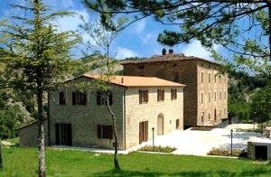  Feriestedet Valguerriera, der er udstyret med enkle men komfortable ferielejligheder, ligger i fredsfyldte omgivelser i en grøn dal midt i Appenninerne mellem Ubrien og Marche. Det er velegnet til g ...