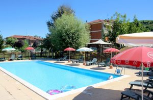  Denne bolig består af 6 lejligheder fordelt på 3 etager, hvor ejeren bor på den ene. I befinder jer i hjertet af Roero, der er kendetegnet af bakkedrag og vinbjerge. Grunden er på 3000 m2, der er ...