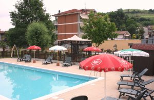  Denne bolig består af 6 lejligheder fordelt på 3 etager, hvor ejeren bor på den ene. I befinder jer i hjertet af Roero, der er kendetegnet af bakkedrag og vinbjerge. Grunden er på 3000 m2, der er ...