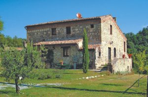  Nyd jeres ferie i dette skønne friststående landhus af natursten, som for nyligt er blevet omhyggeligt renoveret og indrettet i typisk rustik stil. Det ligger i rolige omgivelser med herlig udsigt  ...