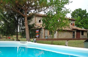  Dette skønne friststående landhus ligger i rolige omgivelser med skøn udsigt over det omkringliggende landskab og er indrettet i områdets rustikke stil. Der er en have til jeres rådighed samt en ...