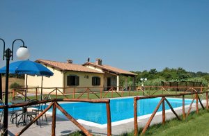  Moderne og hyggeligt hus med en overdækket terrasse, privat have og swimmingpool. Huset ligger i et roligt område. Børneseng, hvis det ønskes. Ejeren bor lejlighedsvis i den nedre del af huset, m ...