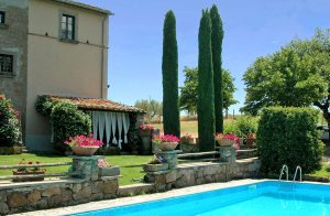  Gammelt landsted i tre niveauer midt i Tuscia Romanas grønne hjerte, tæt ved en lille etruskisk gravplads. Huset ligger på en høj og er omgivet af en græsplæne, en frugthave og en olivenlund. G ...