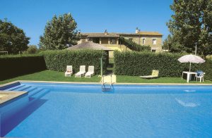  Dette gods er blevet delt op i tre lejligheder, og er en del af familegård, som råder over endnu et hus med to lejligheder. Ligger i et roligt område, og har en skøn udsigt over det omkringliggen ...