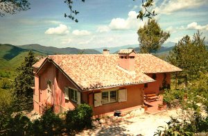  Typisk landhus omgivet af indhegnet have. Huset ligger i et smukt roligt bakkelandskab midt i en egeskov. Meget rolige omgivelser og på grunden er der: loggia med træfyret ovn, grill, pool, bordten ...