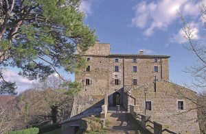  Antikt slot fra det 14. århundrede, bygget på en klippe af tufsten med udsigt over to grønne dale. Rolig og afsondret beliggenhed. På ejendommen, ca. 50 m fra indgangen, ligger stor plæne med sw ...