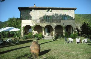  Gammelt bondehus i landlige omgivelser i smukt bakkelandskab. Ideelt udgangspunkt for udflugter i det smukke Monti Sabini område: Arkæologiske fund, abbedi af Farfa fra 1100-tallet, Roccantica og C ...