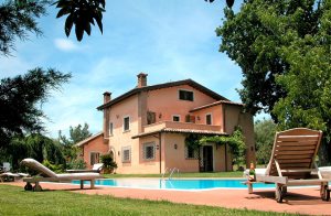  Flot og imponerende moderne bebyggelse som består af et hovedhus, et anneks og et poolhus. Det ligger tæt ved den antikke landsby Corchiano med etruskisk oprindelse. Området ligger midt i de grøn ...