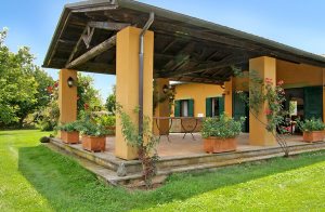  To smukke, tæt liggende, men fritstående huse der ligger i Latinums smukke bakkelandkab. Tæt på Italiens mest berømte golfbaner. De to huse er omgivet af et stor velplejet have. I haven ligger o ...