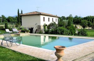 Flot landhus, der for nyligt er blevet renoveret med stor omhu. Huset ligger på toppen af en lille bakke (330 m høj) i det grønne landskab af Tuscia Romana. Fra huset er der en smuk udsigt over de ...