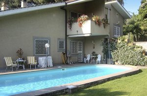 Skønt og indbydende sidebygning med panoramaudsigt, på en bakkeskråning nær Grottaferrata. Udsigt over Rom og helt til det Tyrrheniske hav. Rolige omgivelser. Sidebygningen ligger i den øverste ...