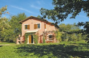  Denne charmerende, tidligere landhus, ligger i bjergene nord for Rom.Huset er omgivet af en stor græseng med kastanietræer. Omgivelserne er særdeles fredelige. Panoramaudsigt over landskabet og sk ...