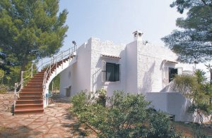  Lejlighed i høj parterre i et hus der ligger højt i bakkelandskab med smuk panoramaudsigt. Området er Viestes bagland i det smukke Gargano. Havet nås på få minutter i bil. Også Vieste, et hist ...