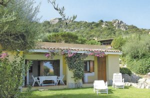  Yndig lejlighed i et trefamilieshus, som ligger perfekt i det Sardinske landskab. Huset ligger på skråningen af en bakke hvorfra der er udsigt over Marinella bugten (1,3 km. til havet) og til øen  ...