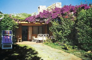  Dette dejlig hus ligger på en smuk bakke, der skråner ned mod havet, i det kendte område Costa Smeralda. Huset er omgivet af de typiske middelhavs-planter og grønne områder. Der er en stor have, ...