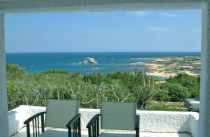  Dette moderne hus ligger på Sardiniens nordvestlige kyst. Huset er ligger på en bakke, der skråner ned mod havet. Havet ligger ca. 150 m væk, og der er en lille sti der fører dertil. Huset ligge ...