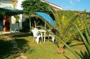  Et feriehus tættere på havet findes ikke! Den idylliske mediterrane have der hører til huset, grænser lige op til stranden. Sid med fødderne i det lune middelhavsvand og nyd morgenmaden eller si ...