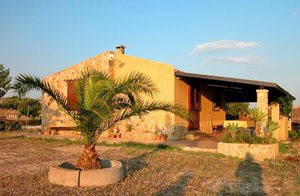  Dette dejlige feriehus er et ideelt udgangspunkt for de gæster, der vil udforske Sicilien uden at give afkald på en ferie ved Menfis skønne sandstrande. ...