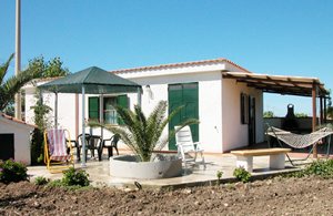  Et moderne, enkelt men hyggeligt feriehus i udkanten af en naturpark nær havet. I nærheden er der en dejlig sandstrand og Selinunt templerne. ...