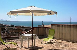  Denne hyggelige første sals lejlighed med havudsigt råder over enhver form for komfort og ikke mindst en skøn solterrasse på 100 m². Der er loftsventilator i alle rum. ...