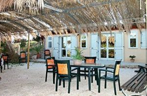  Dejlig lejlighed i et kompleks med yderligere fem lejligheder. Den er enkel og komfortabelt indrettet. Der står et udendørs opholdsområde til rådighed for gæsterne. ...