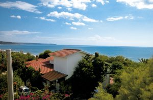  Denne ene halvdel af et dobbelthus (to etager) har en fantastisk beliggenhed blot få meter fra stranden, som der er direkte adgang til fra haven. På den skønne terrasse kan I rigtig slappe af, men ...