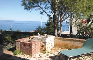  Lille hus med simpel indretning og havudsigt. Optimalt for jer, der ikke kun vil dase på stranden, men også ønsker at udforske baglandet. Gård med dyreavl i nærheden. ...