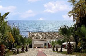  Dette rækkehus (i alt tre huse) byder på en enestående beliggenhed lige ved vandet. Ideelt for gæster, som ønsker en afslappende ferie: Den eneste lydkulisse er havet i baggrunden. Huset er hygg ...