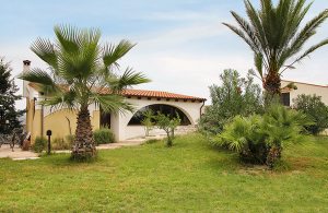  Flot feriehus kun få hundrede meter fra stranden. Huset ligger på en stor grund, og det er rummeligt og velholdt. I køkkenet er der en karakteristisk brændeovn. Soverummene finder I i underetagen ...