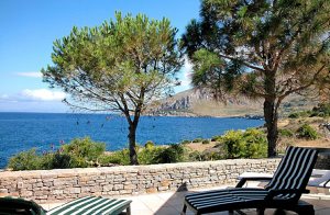  Dette feriehus er ideelt til dem der ønsker at afholde en afslappende ferie. Fra terrassen kan man nyde en pragtfuld panoramaudsigt over havet og klippekysten, der strækker sig helt til naturreserv ...