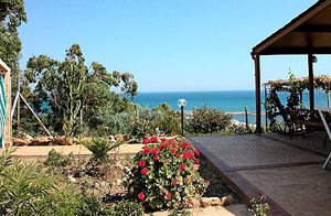  Godt udstyret bungalow med privat skyggefuldt udendørs område. Skøn udsigt over havet og den lille havn i Porto Palo di Menfi. ...