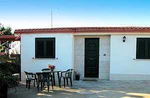  Dette lille hus har direkte adgang til havet fra haven. Der er en lille overdækket terrasse med direkte adgang fra det åbne køkken, til jeres rådighed ...