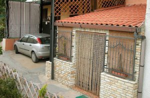  Velholdt og hyggeligt lille rækkehus med dejlig overdækket veranda, der også kan bruges bade forår og efterår. Havet, restauranter og forretninger ligger i gåafstand. I nærheden af feriehuset  ...